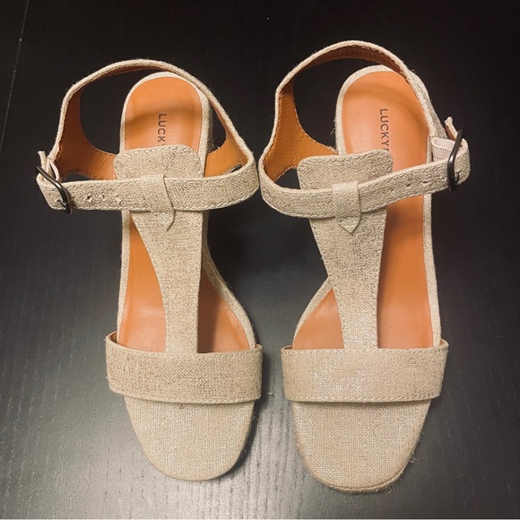 Lucky Brand T- Strap Wedge Sandals - Women 7.5 - Tan with Gold Metallic Threads - Picture 2 of 7